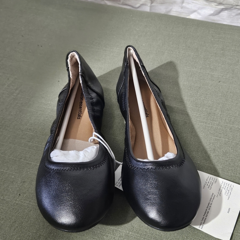 Amazon Essentials Women's Classic Black Flats Loafers - Picture 3 of 9